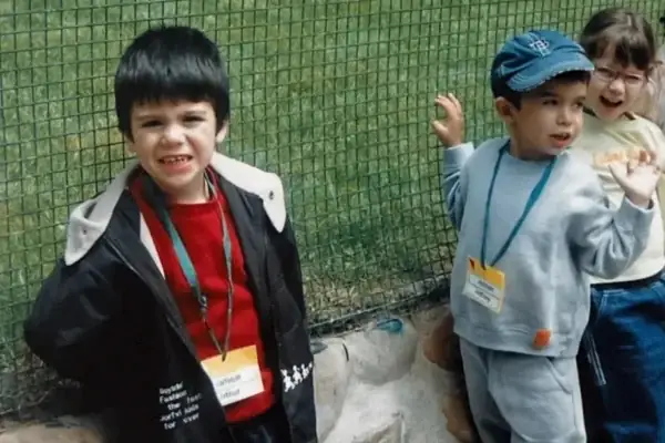 Arthur et Anthony, fondateurs de la prépa médecine Académie 2A à Lyon, se sont rencontrés pour la première fois en maternelle.