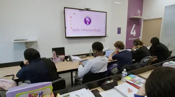 Les salles de cours de l'Académie2A sont équipées d'écrans connectés : un étudiant malade suit le cours en direct depuis chez lui